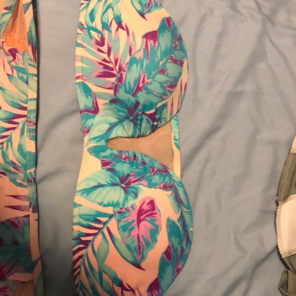 Bikini - Picture 3 of 5